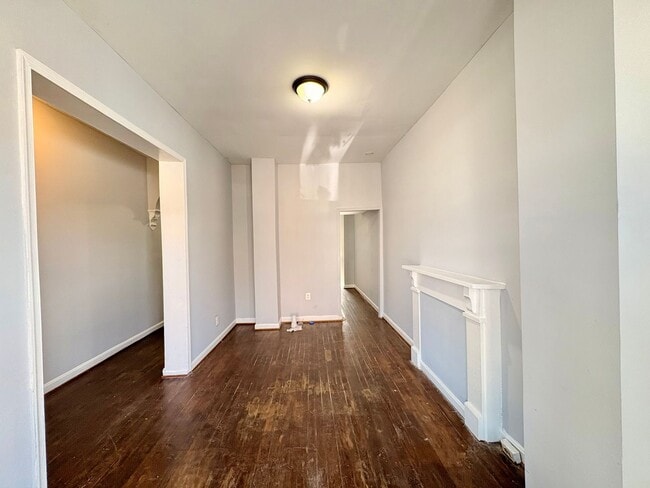 Building Photo - Charming 3-Bedroom Townhome with Classic C...