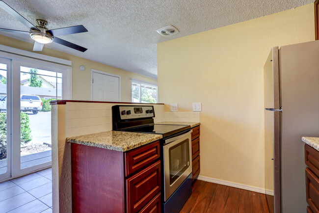 Building Photo - Spacious 2 Bed 1 Bath In Quiet Community