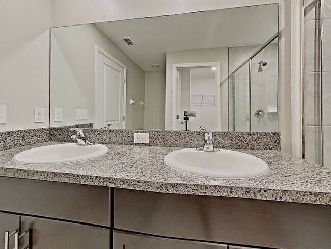 Building Photo - AVAILABLE NOW!! 4 Bedroom Townhome in Ruskin!