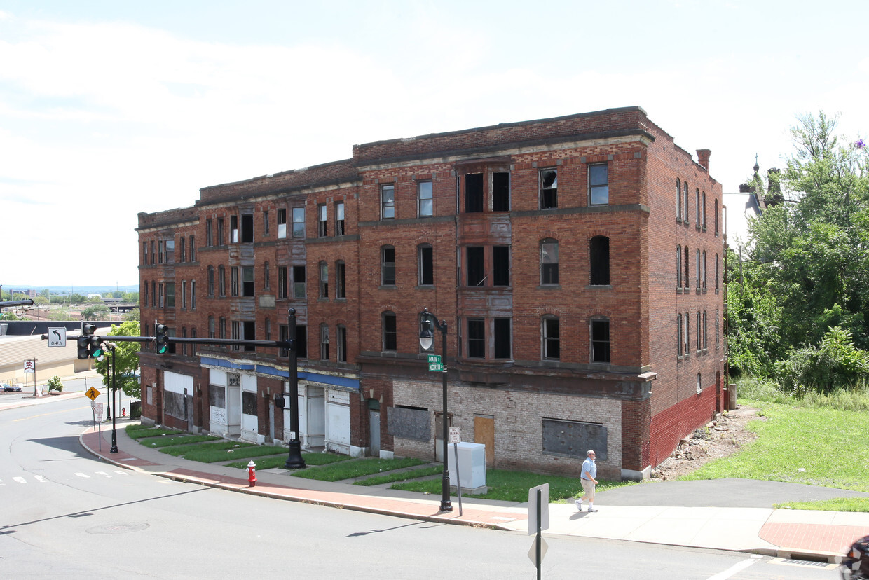 Building Photo - 608-624 Main St