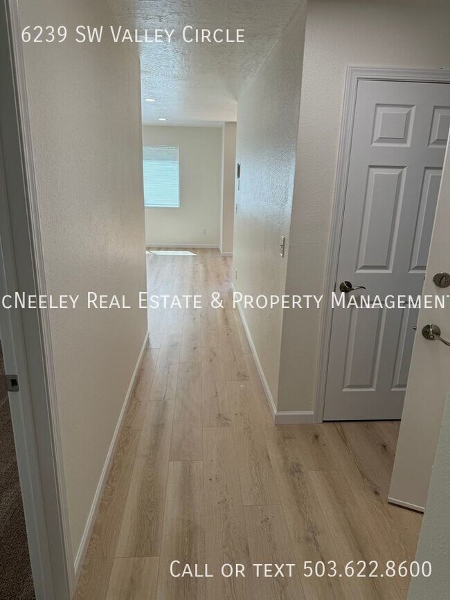 Building Photo - Beaverton, Top Unit, Two Bedroom,  One Bat...