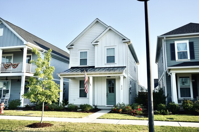 Building Photo - 832 Edgerton Dr