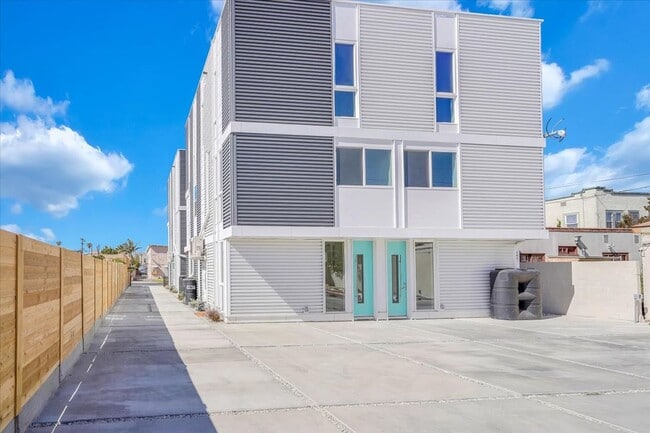 Building Photo - 4553 Saturn St