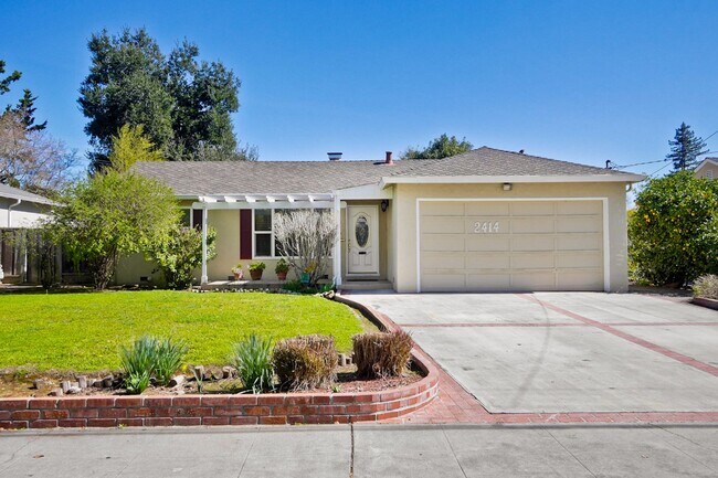 Foto del edificio - Awesome Home Located in a quiet tree lined...