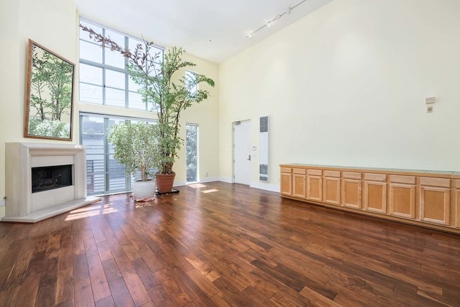 Building Photo - Gorgeous and Spacious Tri-Level Loft in SOMA
