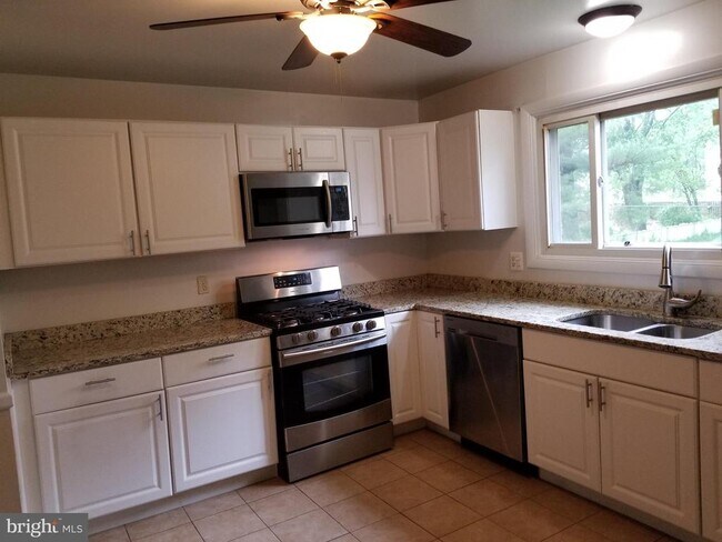 Building Photo - 9210 Maple Rock Dr