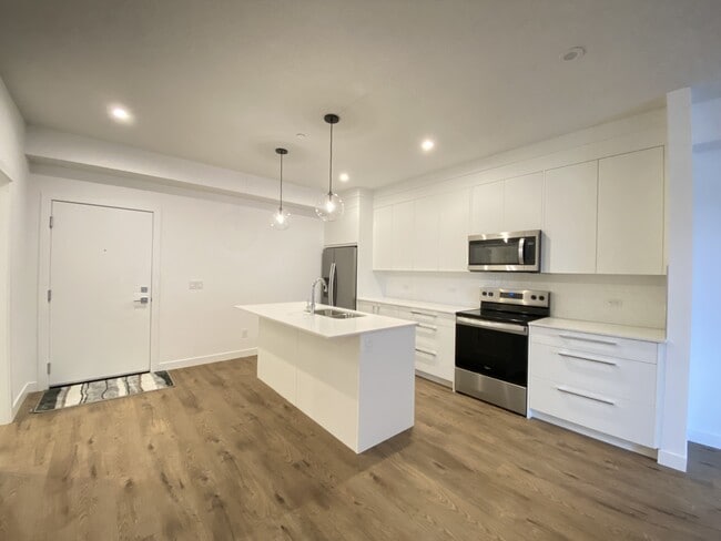 Building Photo - 60 Skyview Ranch Rd NE