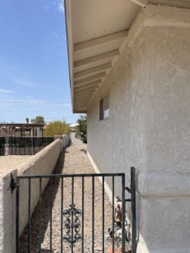 Building Photo - 3505 Mockingbird Dr