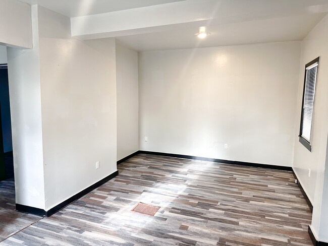 Foto del edificio - 3-bedroom, 1 1/2 bath - Updated Full House