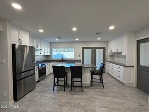 Building Photo - 4140 W Paradise Dr