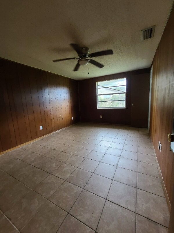 Building Photo - 3919 3rd Ave Dr E