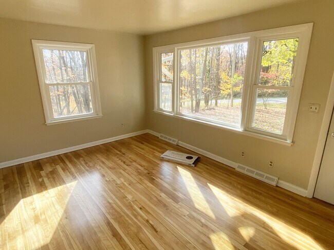 Foto del edificio - 4-Bedroom, 1 Bath Home on Wooded Lot near Aspirus Hospital