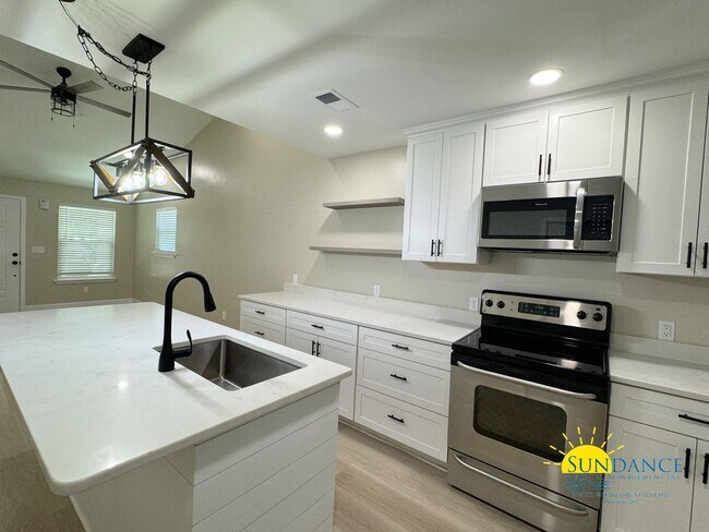 Foto del edificio - Stunning 2 Bedroom / 2 Bathroom end-unit H...