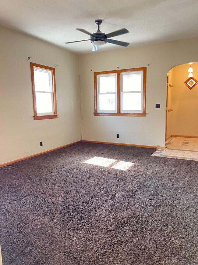 Building Photo - 4 Bedroom 2 bath House Available Now!!