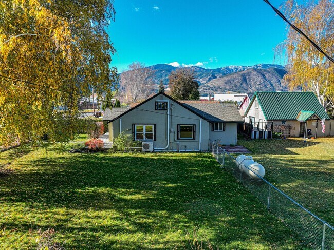 Foto del edificio - 3-Bedroom Home- Pets Allowed with Approval