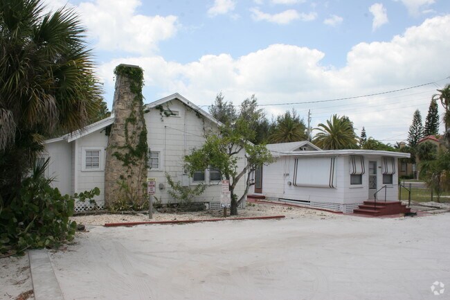 Building Photo - 5404 Calle de la Siesta