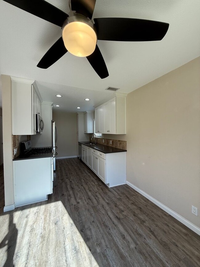 Building Photo - 3 bedroom, 1 1/2 bath home in Thousand Oaks