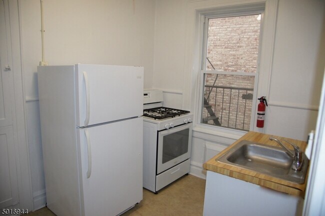 Building Photo - 47 N Fullerton Ave