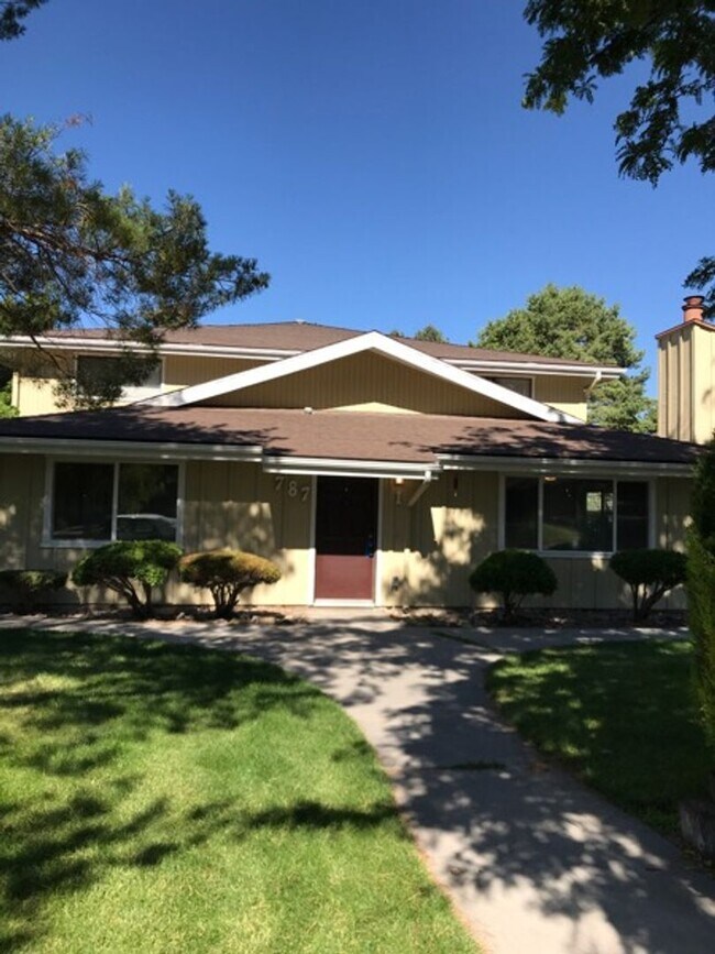 Building Photo - 787 Meadows Dr