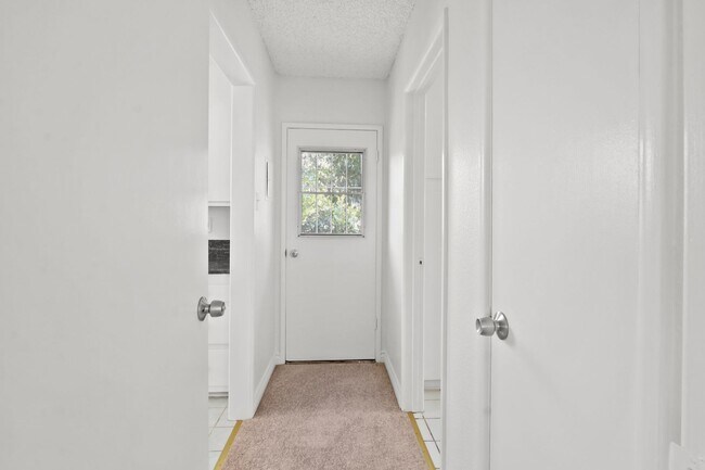 Building Photo - Rose Dr Duplex