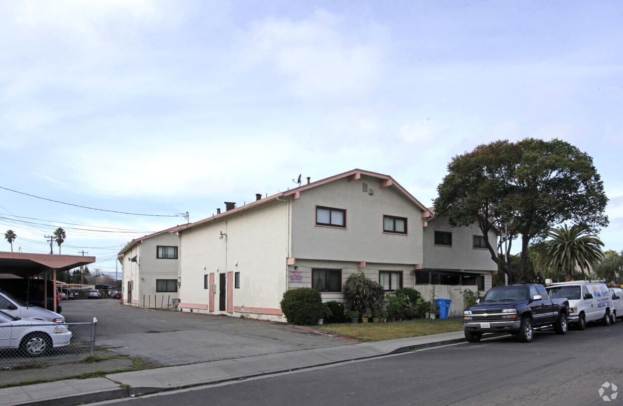 Primary Photo - Five Aces Apartments