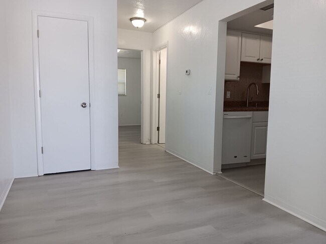 Foto del edificio - Remodeled apartment, dishwasher, on-site l...