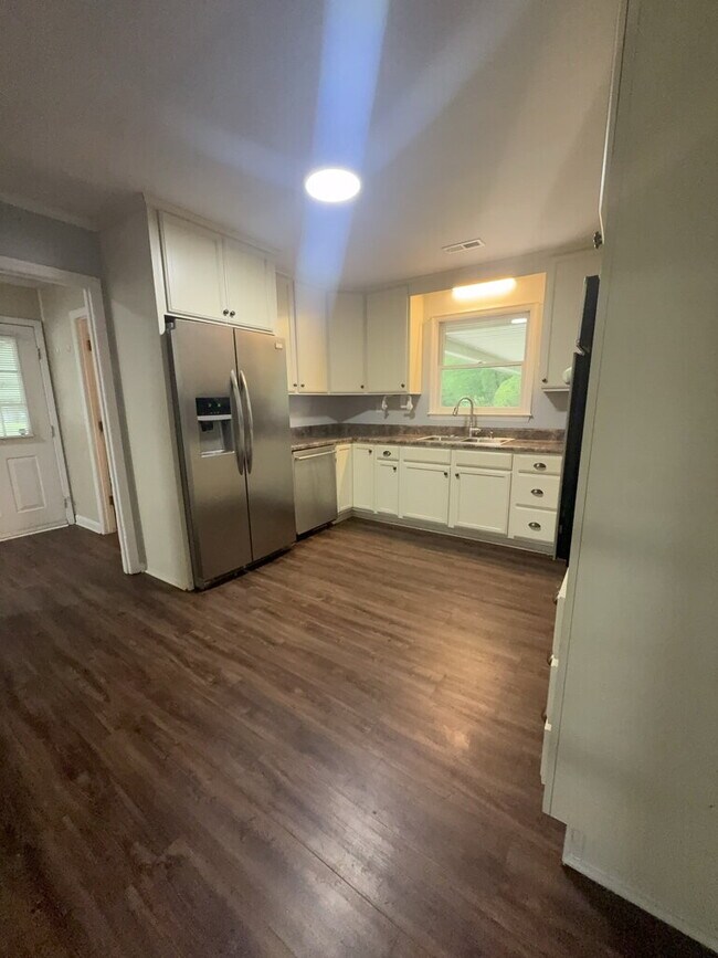 Building Photo - Beautiful 3 Bedroom, 3 Bath Home -135 Yates Ln.