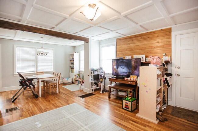 Building Photo - 396 Sunset Dr