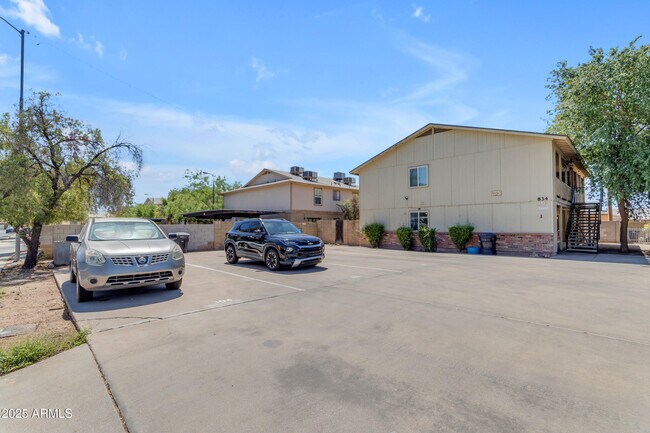 Building Photo - 834 N Cherry