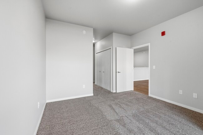 Step inside North Highlands Apartments, where modern design meets comfort. This spacious interior features soft carpeting and ample storage, providing a perfect canvas for your personal touch. Seize the opportunity—schedule your tour today! - North Highlands Apartments and Villas