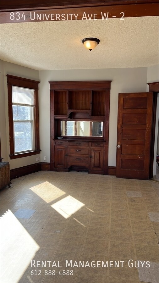 Foto del edificio - 834 University Ave W