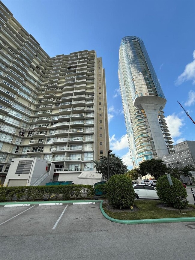 Building Photo - 2451 Brickell Ave