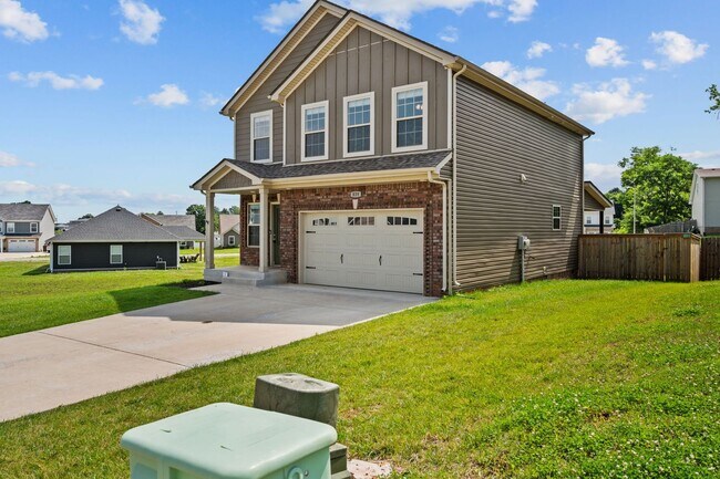 Foto del edificio - Beautiful Open-Concept Home with Covered Deck & Huge Backyard