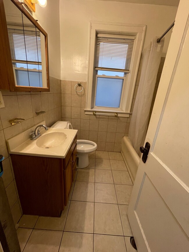 Photo - 6945 S Calumet Ave (Chicago, IL) Apartment