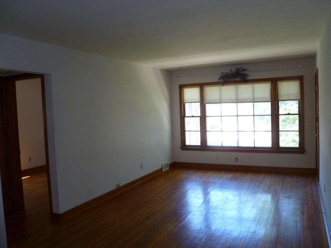 8323 W North Ave Unit 3, Wauwatosa, WI 53213 Apartments in Wauwatosa