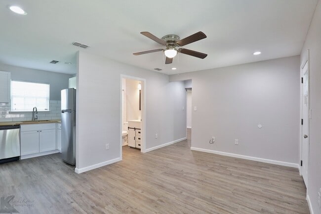 Foto del edificio - 3 bed, 2 bath, updated with all appliances provided!