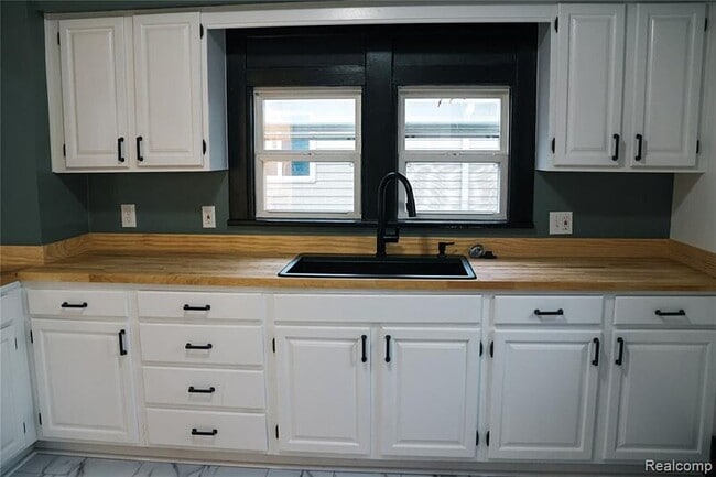 Photo - 618 Clinton St House