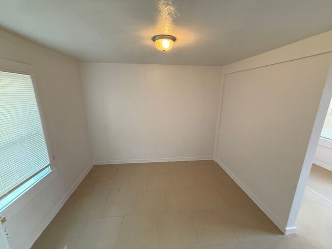 Building Photo - Studio Appartment / 1 Bathroom Apartment in Madras Oregon