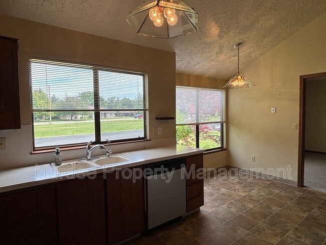 Building Photo - 9903 W Westview Dr