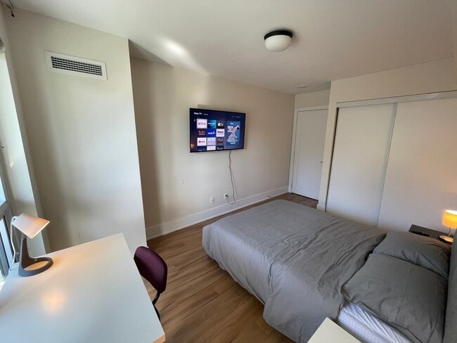 Photo du bâtiment - Deluxe Room - Front St W & John St