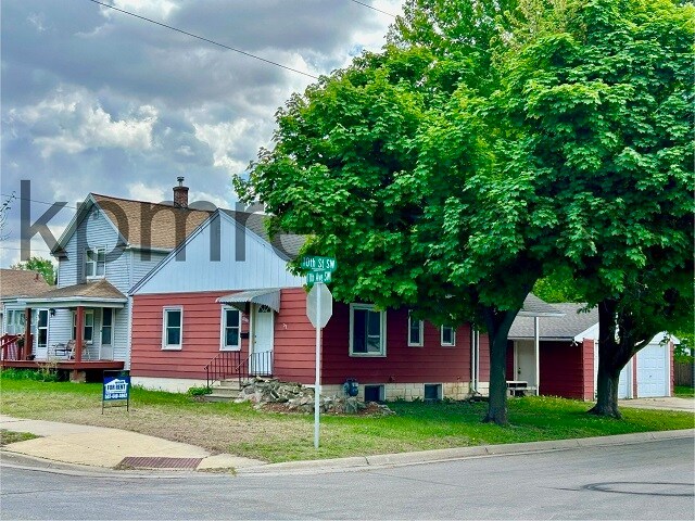 Foto principal - 1017 11th Ave SW