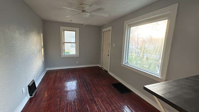 Foto del edificio - 1808 N Merrifield Ave