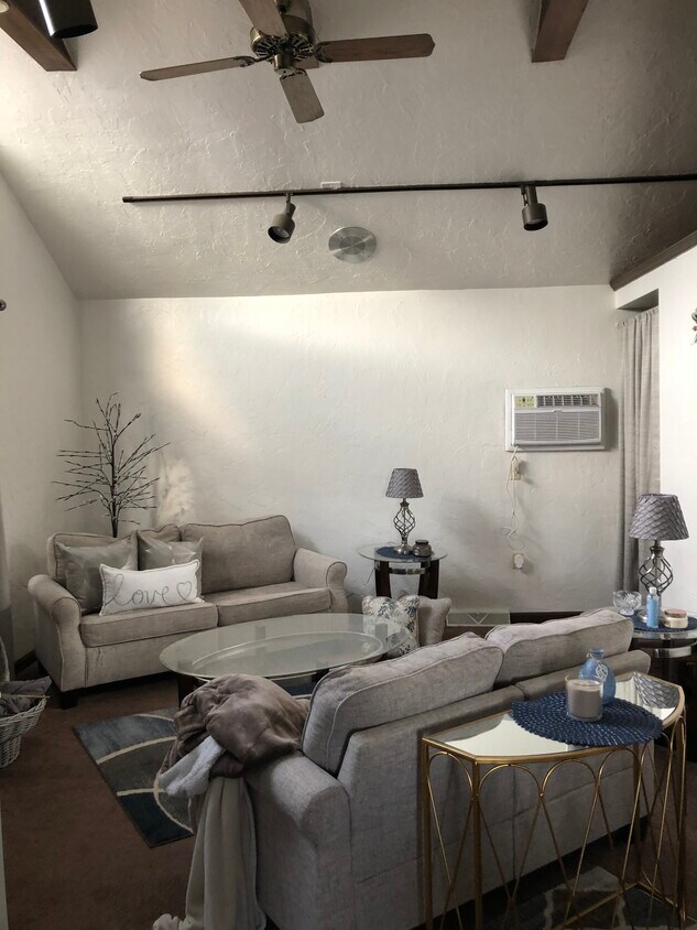Foto principal - 770 W Chestnut St