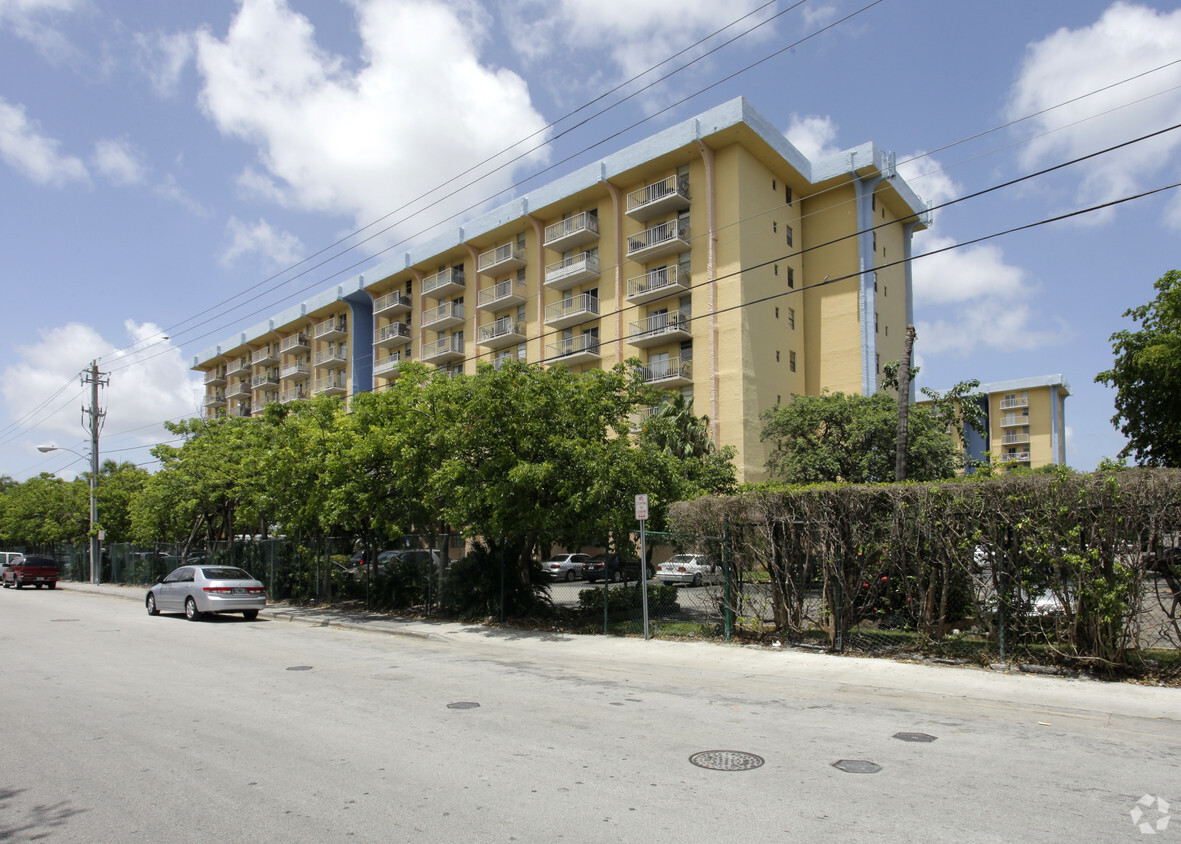 Building Photo - Yolanda Villas