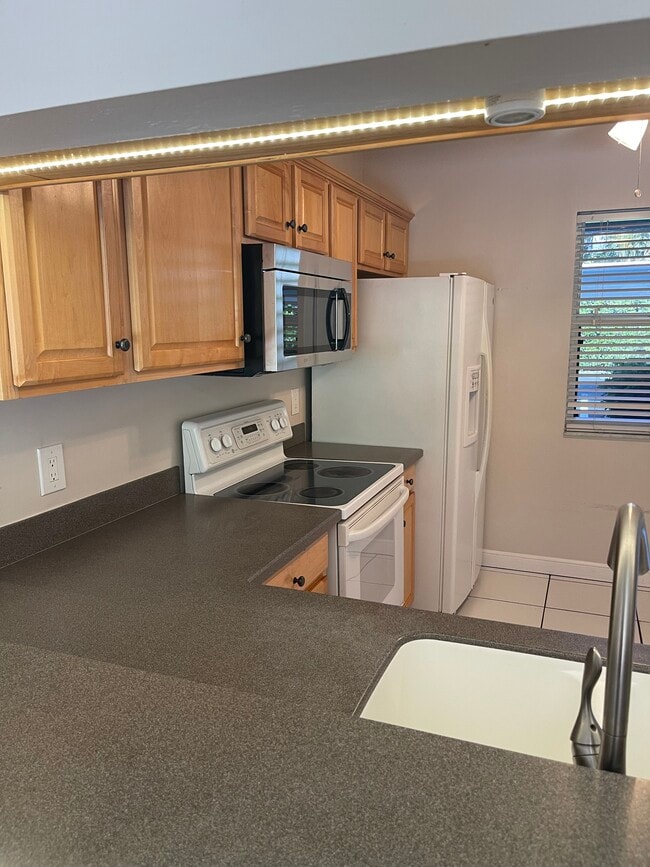 Kitchen - 326 Bradstrom Cir
