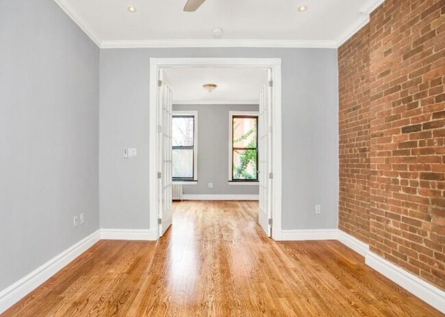 Foto del edificio - 317 E 10th St