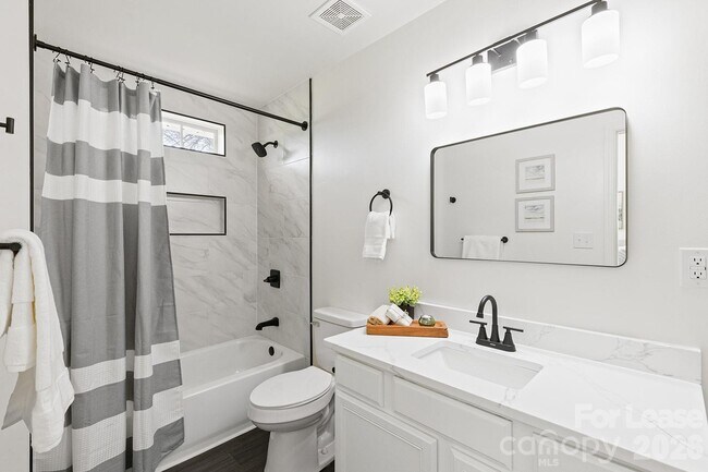 Building Photo - 913 Tennyson Dr