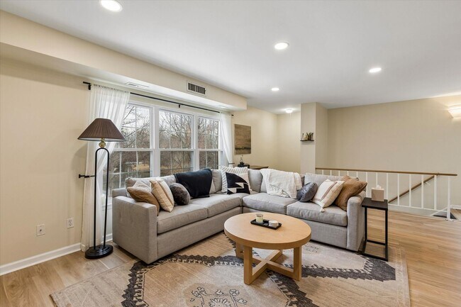 Foto del edificio - Bright & Renovated 1B/1B Condo with Pool, Tennis, & Chester Valley Trail Access – Old Forge Crossing