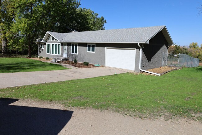 Building Photo - Country Living minutes from Grand Island