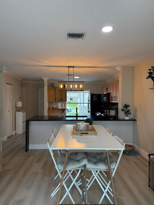 Foto del edificio - 1120 W Lakes Dr